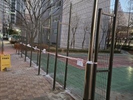 화성봉담 농구장휀스 메쉬2단용 (높이 3.0, 기와진회색, 보조기둥 사용) 보조는 기초 기존스텐휀스 철거 후 시공